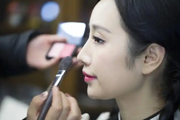 化妆师给女子化妆