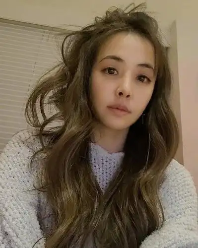 蔡依林晒出游照素颜和爱犬合影依旧好美