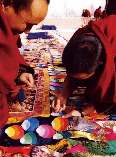 美妙绝伦堆绣塔尔寺僧人的艺术品组图