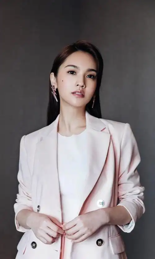 蒙面唱将猜猜猜杨丞琳杨丞琳蒙面唱将哪一季杨丞琳发文为刘娇妮打call