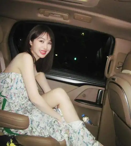 李菲儿穿碎花裙子坐在车子里微笑美艳动人