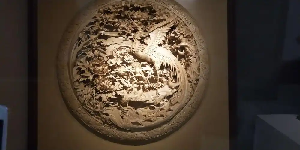 这是百鸟朝凤图.这种精致雕刻法,实在令我震惊.