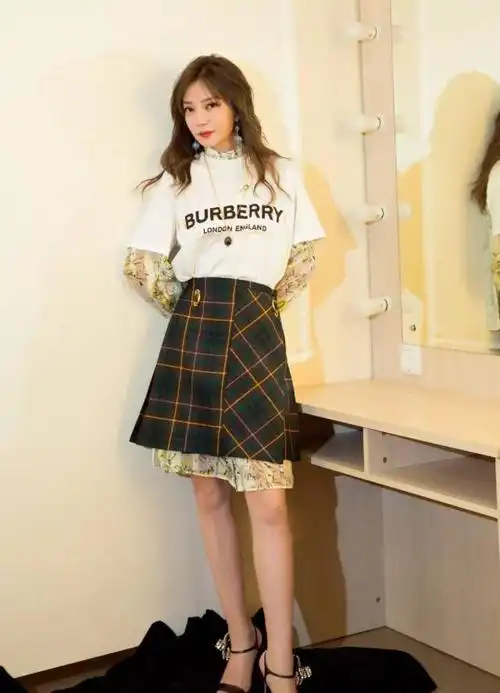 女明星们的白t恤穿搭,唐嫣好显高,热巴,杨幂配半裙少女又优雅