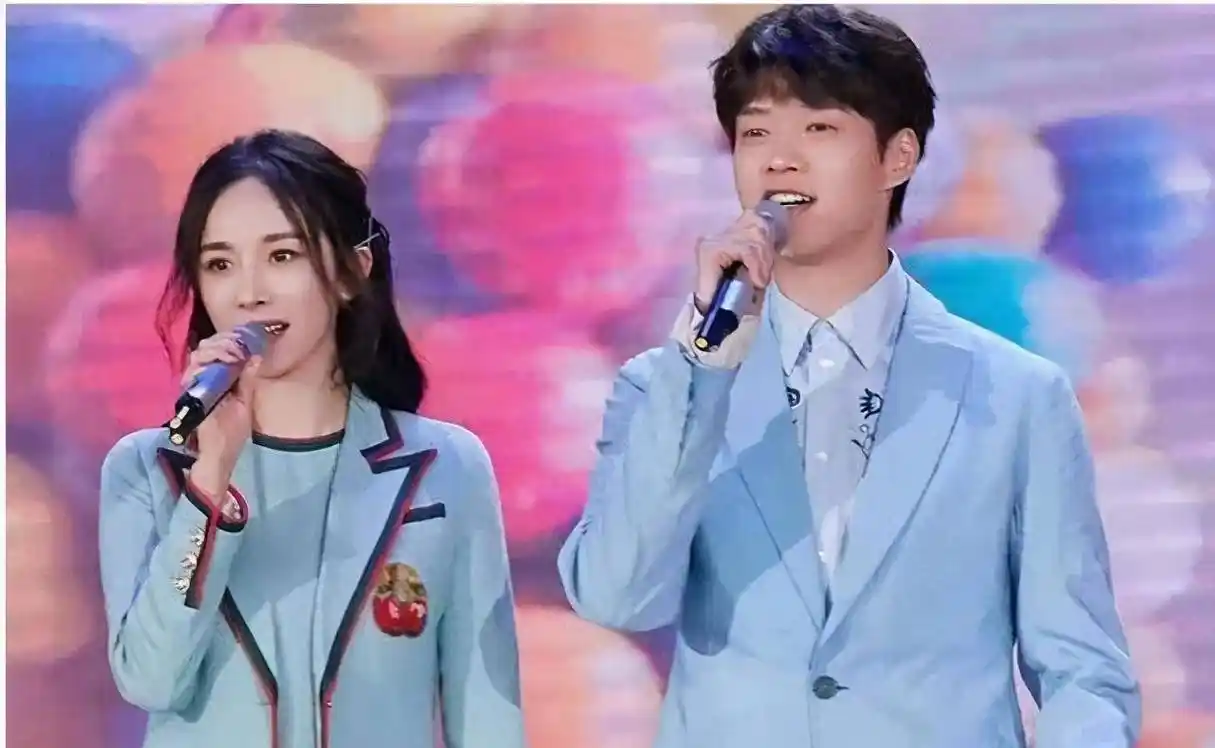 近日,某时尚活动官宣了年底即将出席的明星名单,杨幂和魏大勋都同时在