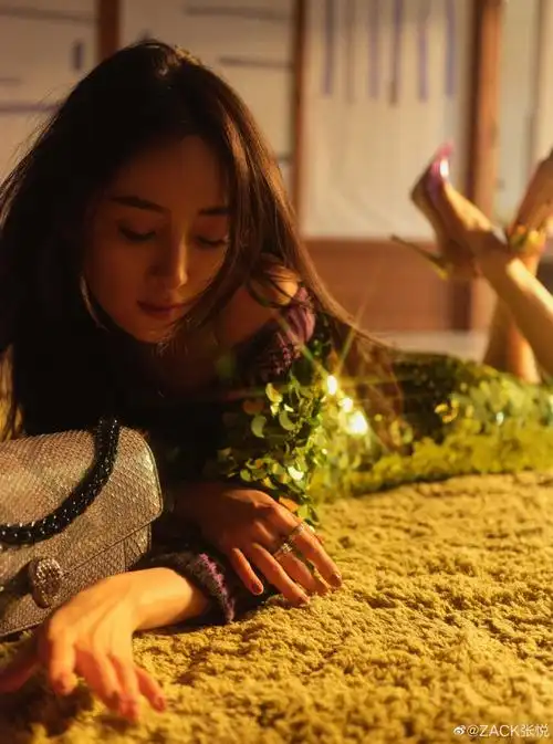 杨幂和30斤裙子度过一天#杨幂7015《时尚芭莎》|2021八月刊夏日