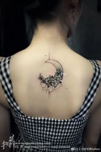 后背黑灰月亮花藤纹身图案
