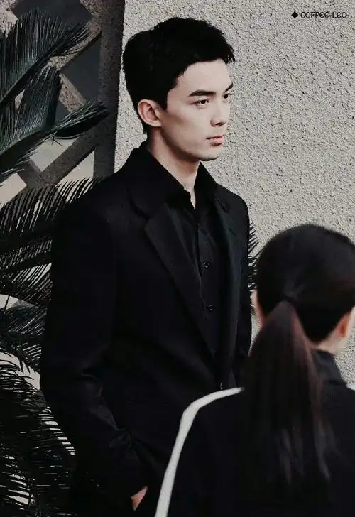 吴磊在暴雪时分黑西装饭拍路透##吴磊在暴雪时分黑色西装造型##吴磊