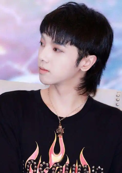 原创有种"整容"叫华晨宇换发型,一改长发造型后,帅成"国民校草"