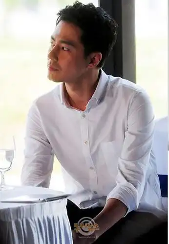 赵寅成露额短发发型 演绎自信魅力