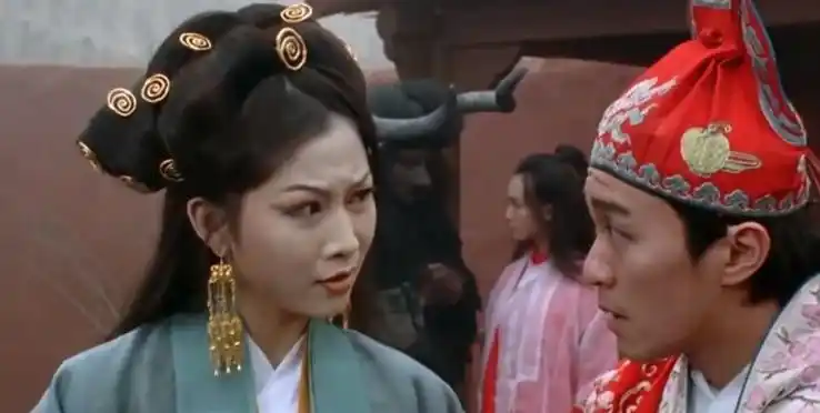 她在《九品芝麻官》中的扮相美的让人移不开眼.