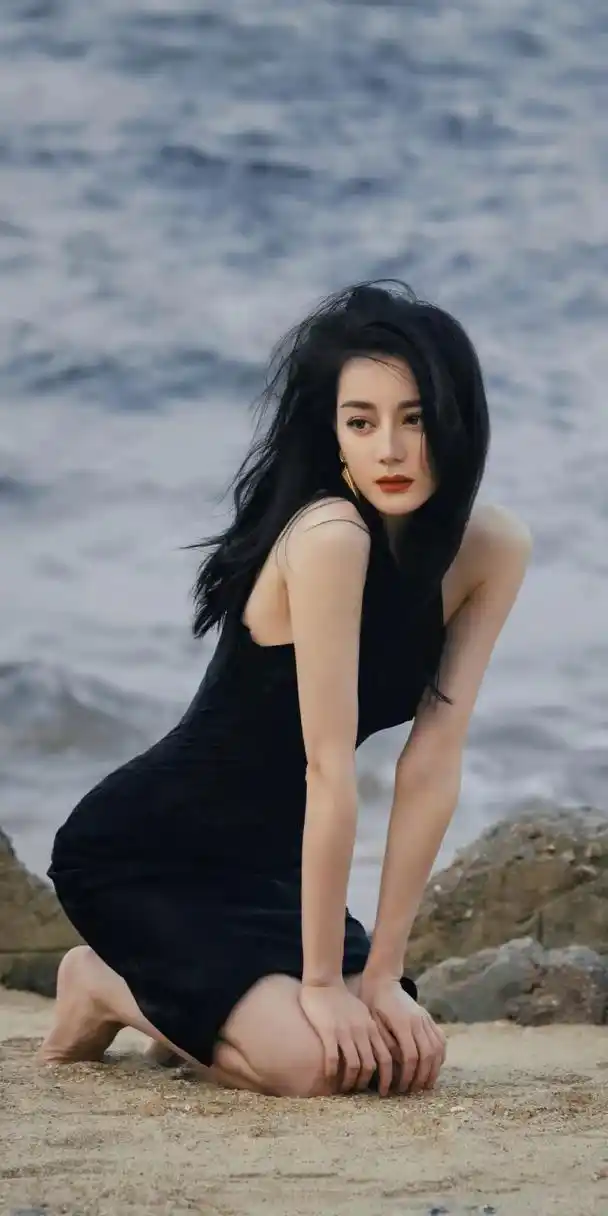迪丽热巴# 海边踏浪的美人鱼,风姿绰约,性感迷人