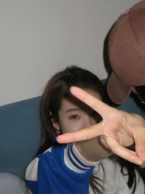 张艺凡对镜头比耶随拍#张艺凡对镜头比耶随拍有,好美好可爱,还戴了