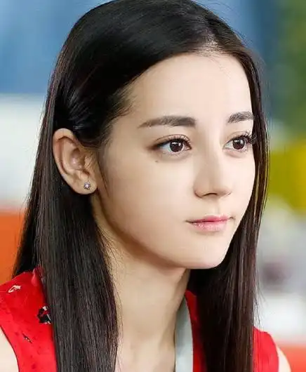 迪丽热巴早期照曝光看到她的大眼鞋后网友真有胆子穿