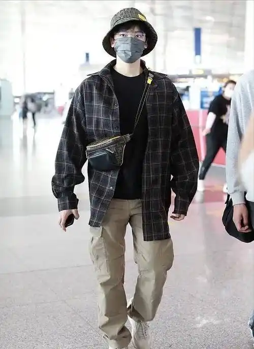 原创男星机场街拍罗云熙爱穿白袜子马天宇裤子太短龚俊林一好评