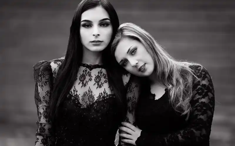 两个年轻漂亮的女孩在黑白照片,高清图片,壁纸 - 酷酷桌面