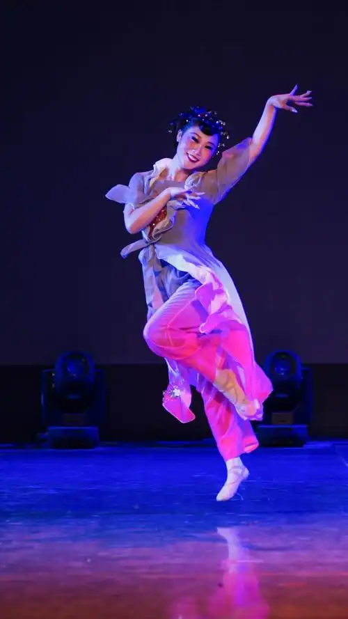 女子古典独舞《点绛唇》