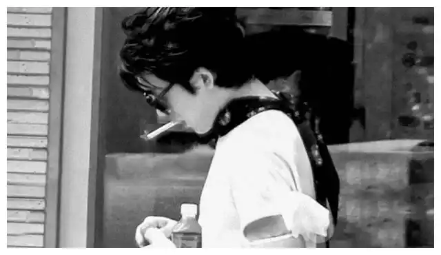 井柏然抽烟被偷拍,粉丝热捧:像电影海报!网友选择性失忆