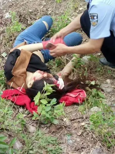 射阳盘湾境内发生车祸,年轻女子被甩出车外,当场死亡