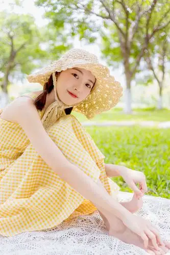 森系美女清新养眼户外写真图片