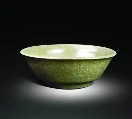 代表:官窑青釉圆洗 最高拍卖价格:1.0139亿港元