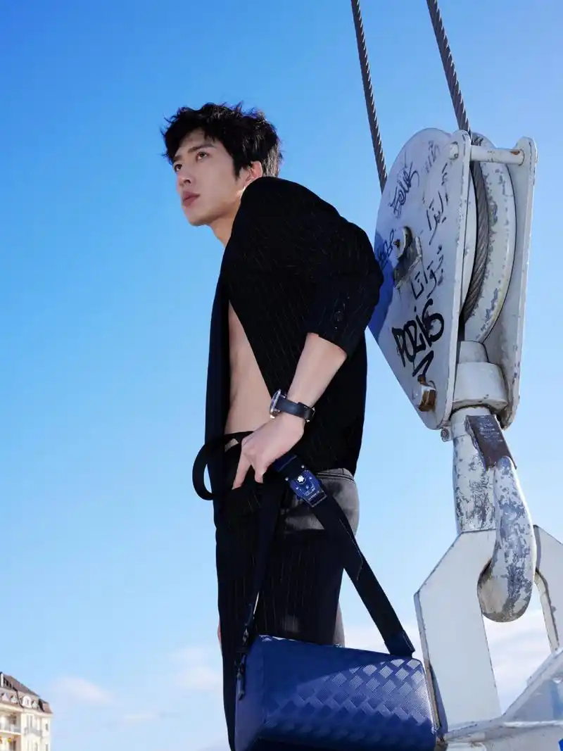 井柏然偷偷练肌肉,日内瓦表展万宝龙活动造型,大胆真空穿搭,身材腹肌