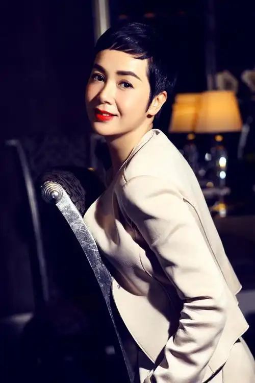 蒋雯丽红唇迷人