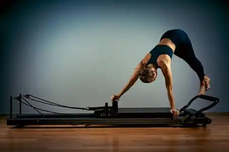 女孩在做普拉提图片