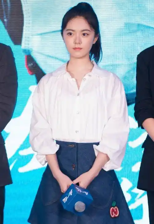 赵今麦出席活动,身穿白衬衫配牛仔短裙,扎高马尾清新有活力_蓝色_造型