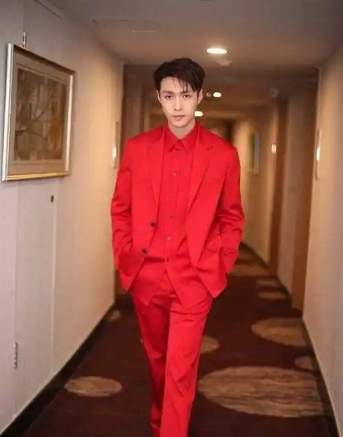 就算是换上红色的西装,张艺兴给人的感觉也是帅气的,在一次活动中
