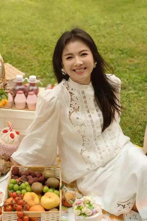 玩味甜酷,刘涛的笑眼太治愈啦～刘涛超话#刘涛生日连发30张照片##刘涛