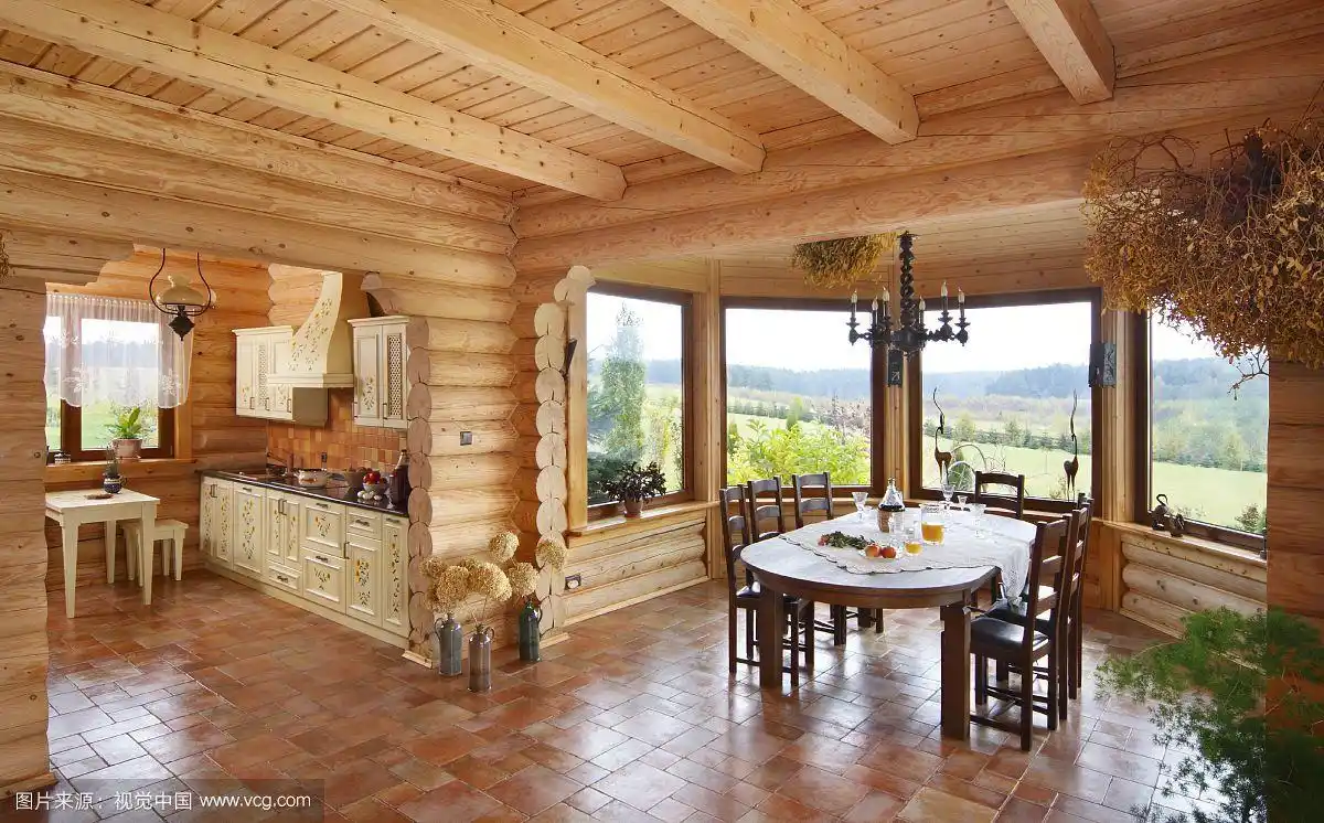 宽敞的内部空间,餐厅在窗湾和开放式厨房在小木屋