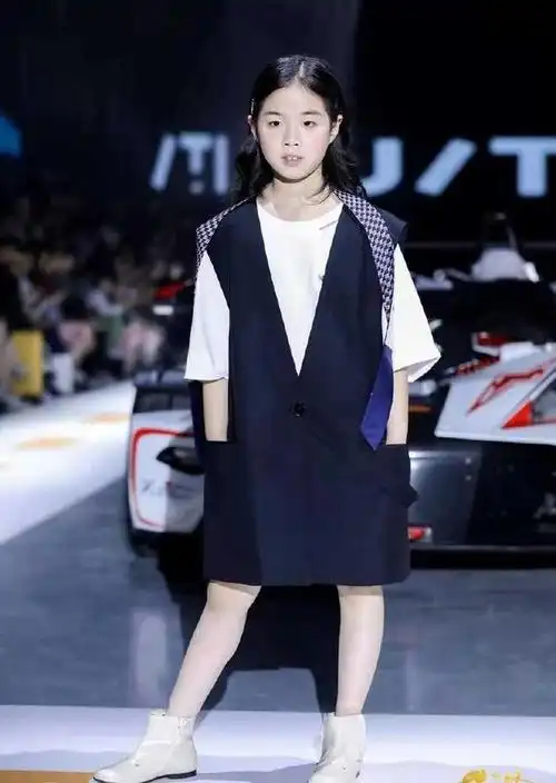 最近黄芊玲还开始参与公益,成了冬奥会的小天使的一分子.