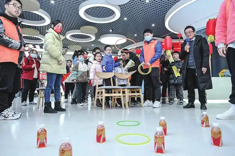 2月11日,市民在区新时代文明实践中心套圈.