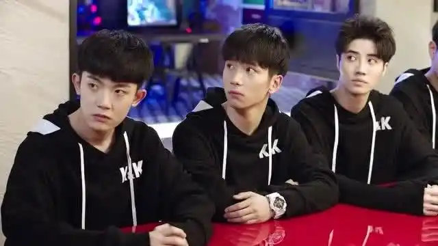 亲爱的热爱的:毕东然正式加入kk战队,众人心里失落却无法反驳