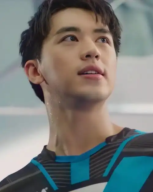 许魏洲现在眼睛长什么样?