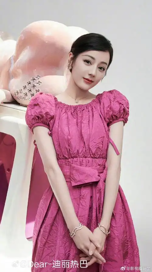 迪丽热巴超话#迪丽热巴撑伞侧颜#迪丽热巴雨中撑伞侧颜,这是什么神仙