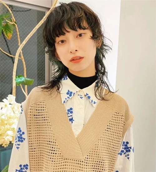 湿发质感的狼尾发型烫发,原本时髦俏皮的发型,更增添几分成熟大气