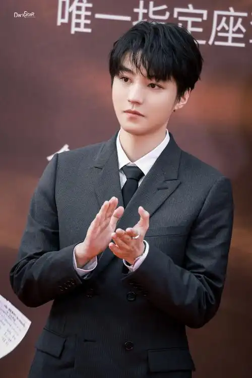 #华表奖红毯##王俊凯笑的好开心#