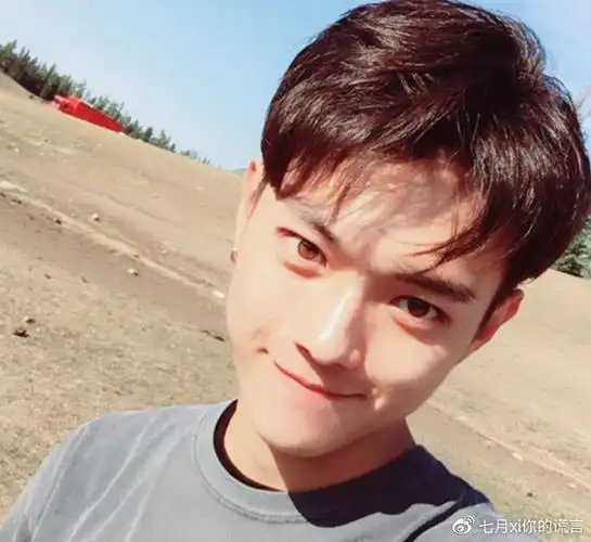 许凯大学旧照曝光截图放大看清五官长相有无整容很显然