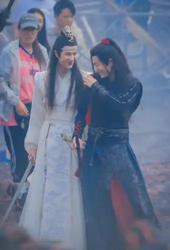 《陈情令》花絮:肖战和王一博打打闹闹,笑得好开心,关系真好!