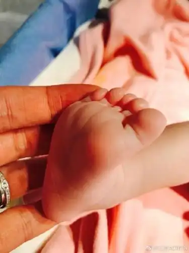 央视主持李小萌被"恭喜顺产生子" 此李小萌非彼李小萌闹乌龙