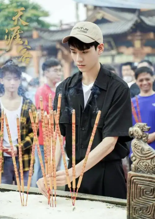 天涯客路透图被吐槽服装配色难看但龚俊的古装没那么差