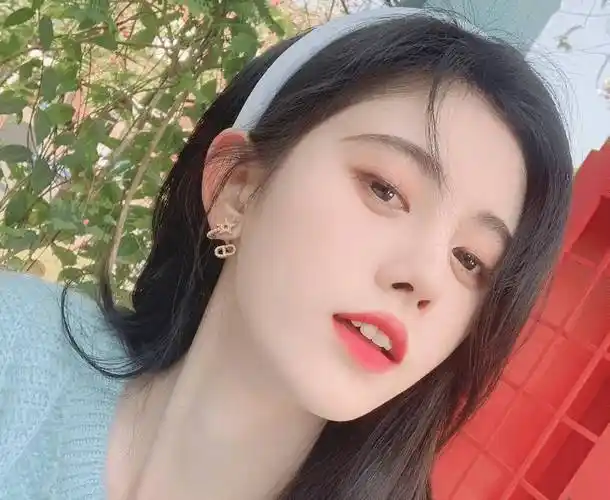 鞠婧祎晒怼脸自拍,皮肤白皙令人羡慕,失去美颜后却暴露真实颜值_照片