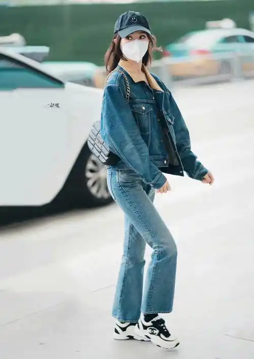 唐嫣初秋穿搭很日常,蓝色牛仔套装简单休闲,普通女孩都能穿!