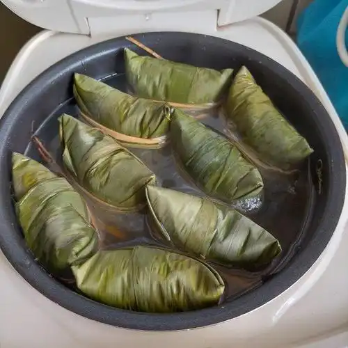 第6步,粽子放电饭锅水淹过粽子面上,按煲粥键煲4小时即可.