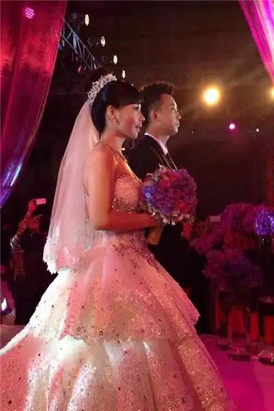 图王二妮老公李飞照片引热议小王结婚毕姥爷证婚