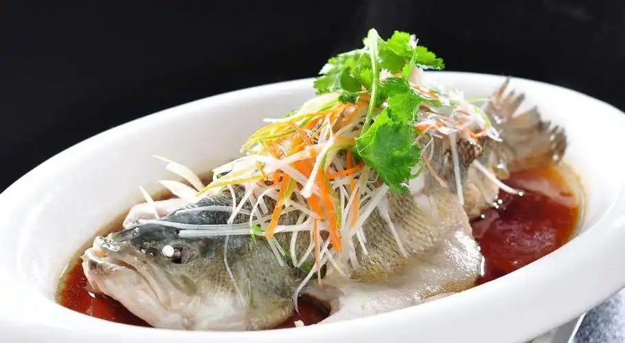 清蒸鱼怎么做才不会腥记住这个步骤鱼肉鲜嫩可口还不腥