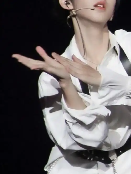 有多加分#这题我会01 看看我们广告御用绝美手模@时代少年团-贺峻霖