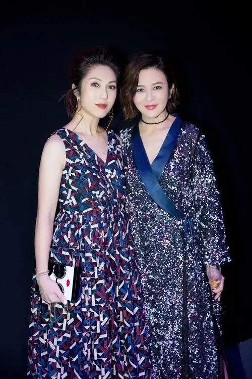 关之琳变身"设计师" 优雅霸气惊艳时装周