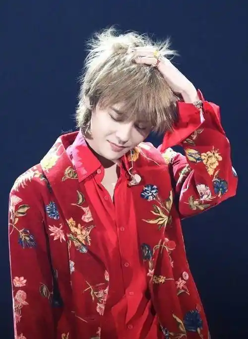 权志龙在舞台上的搭配很显眼,网友:我们穿了很像鳖!_风格_红色_时尚